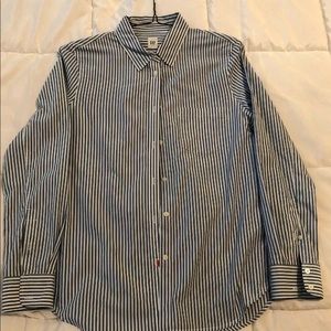 Women’s Gap Long sleeved button down shirt